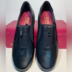 Munro Berkley Black Leather Zip Loafers Size 8W.